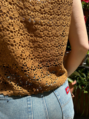 Top in crochet marrone
