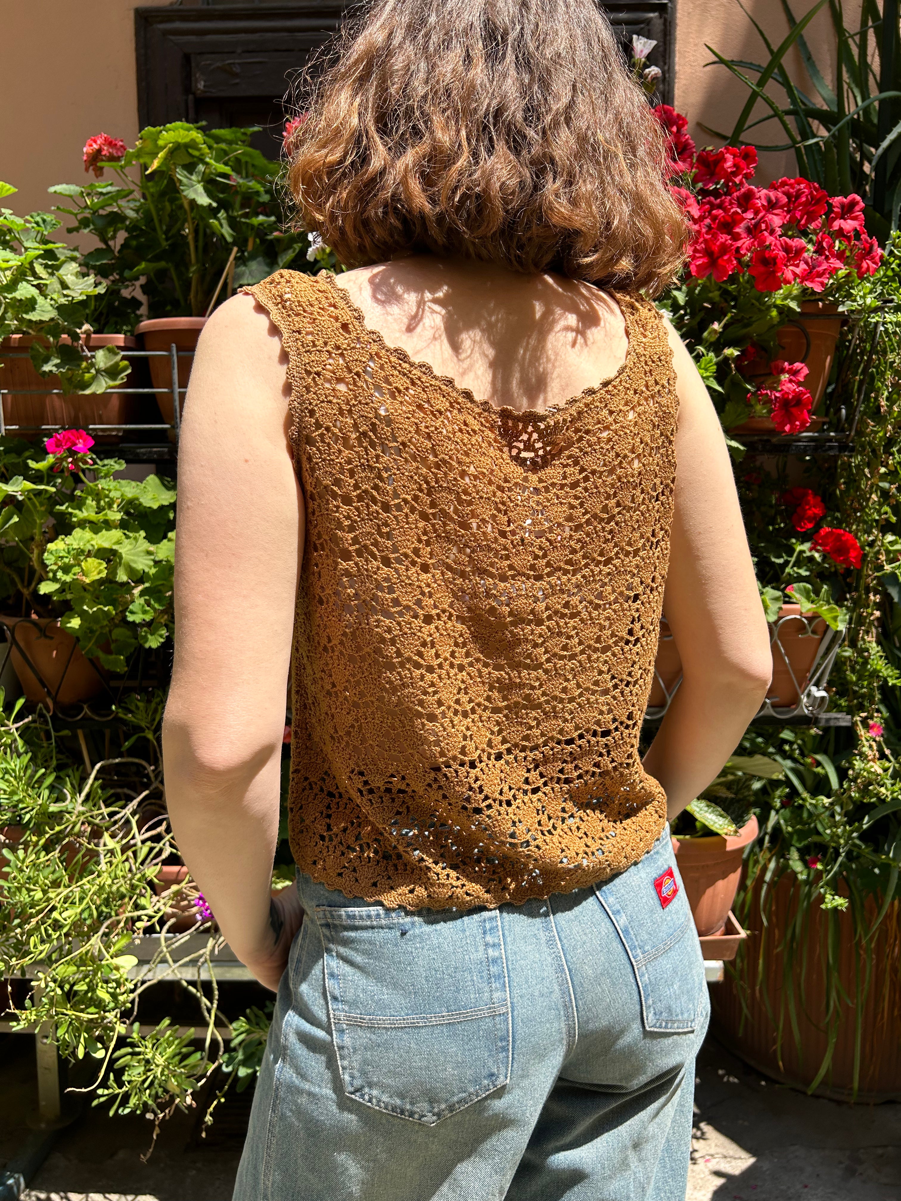 Top in crochet marrone